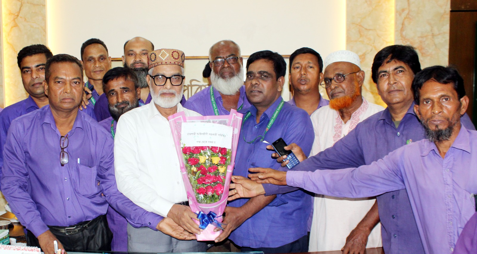রাজশাহী জেলা পরিষদ প্রশাসক এরশাদ আলীকে আইনজীবী সহকারী সমিতির ফুলেল শুভেচ্ছা