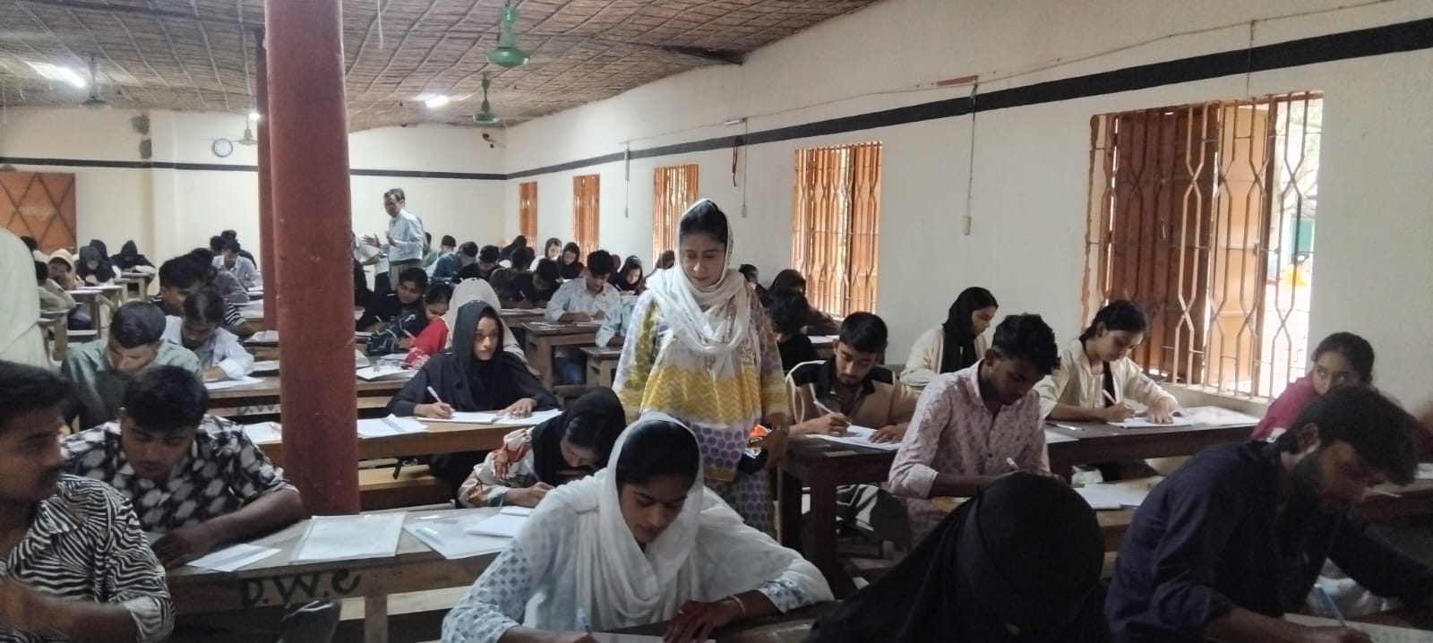 রাজশাহীর দুর্গাপুরে এইচএসি পরীক্ষা কেন্দ্র পরিদর্শন করলেন নির্বাহী অফিসার