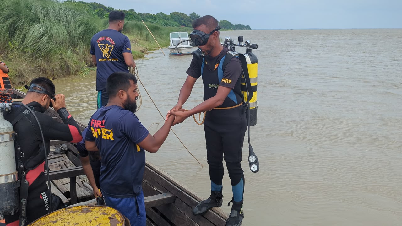 রাজশাহীর পদ্মায় নৌকাডুবি: বাবা-ছেলে নিখোঁজ